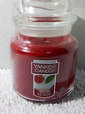 Yankee Candle Red Jar - Cherries On Snow